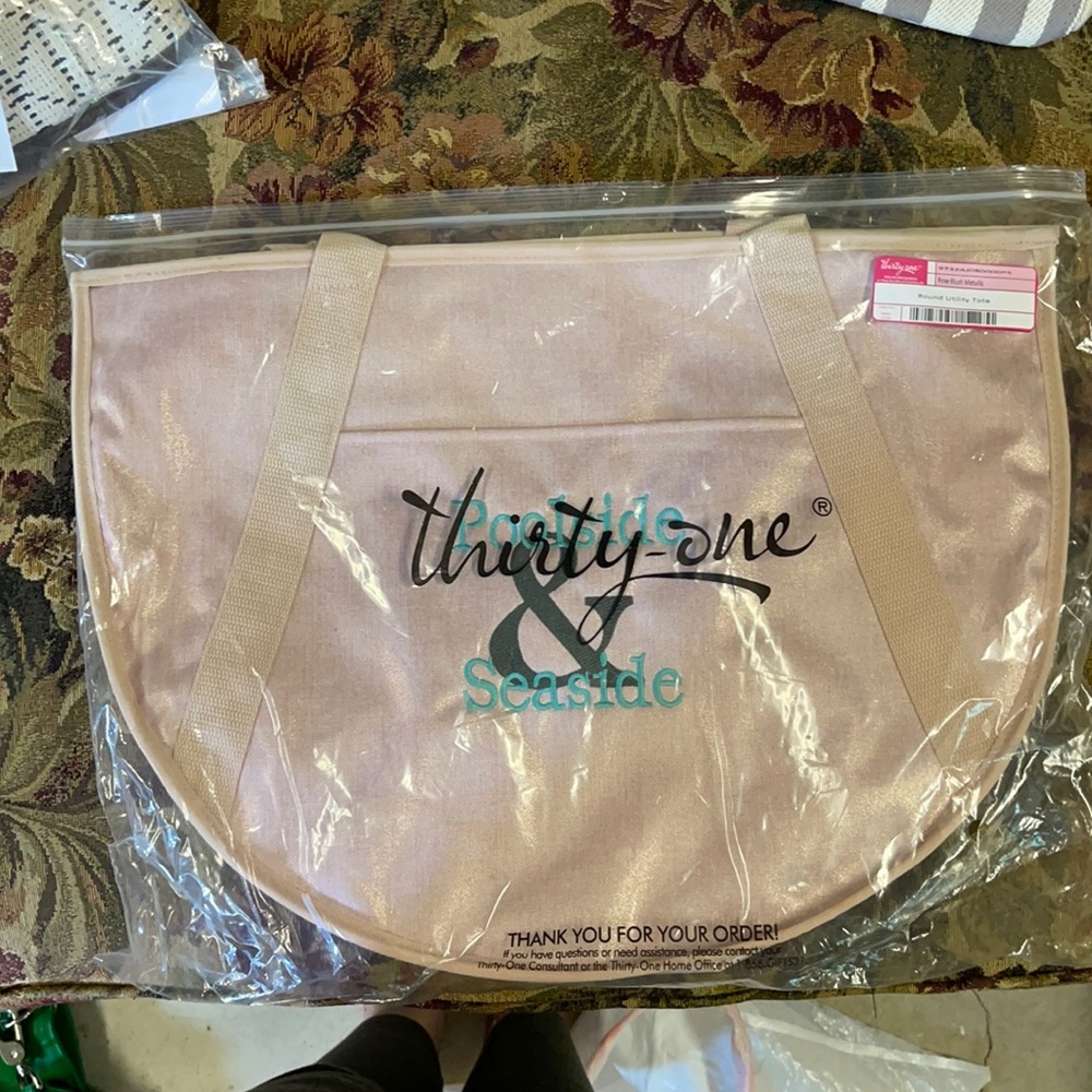 Round utility tote